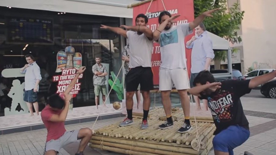 Τι κάνει μία ξύλινη σχεδία σε ένα πρακτορείο ΟΠΑΠ – ΒΙΝΤΕΟ