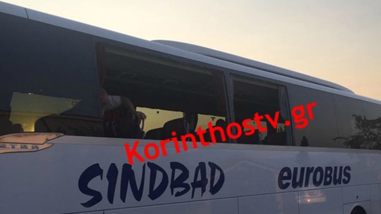 Τουριστικό λεωφορείο “καρφώθηκε” σε στέγη σπιτιού – ΦΩΤΟ