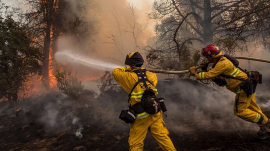 Πυροσβέστης έχασε τη ζωή του σε δασική πυρκαγιά στην Καλιφόρνια