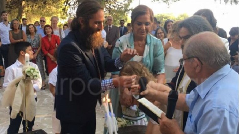 Νονά στα Χανιά η Ντόρα Μπακογιάννη – Βάφτισε την εγγονή φίλης της – ΦΩΤΟ