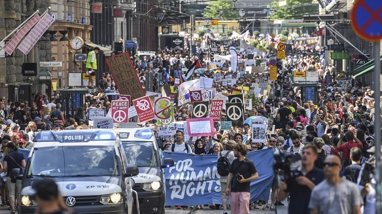 Διαδήλωση κατά του Τραμπ και του Πούτιν στο Ελσίνκι – ΒΙΝΤΕΟ
