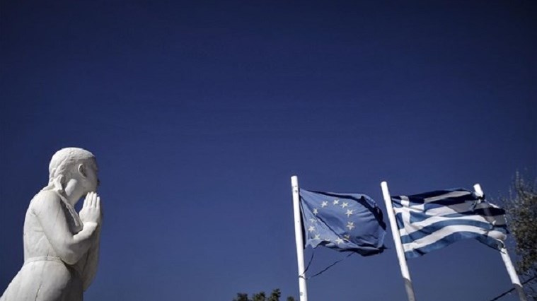 Guardian: Ουδείς πιστεύει ότι η Ελλάδα θα εξοφλήσει το χρέος της