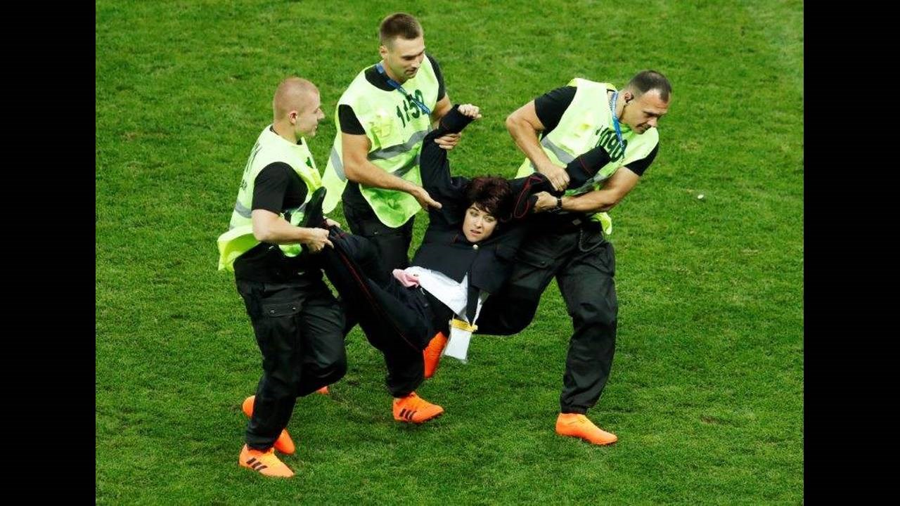 Εισβολή των Pussy Riot στον τελικό – ΦΩΤΟ