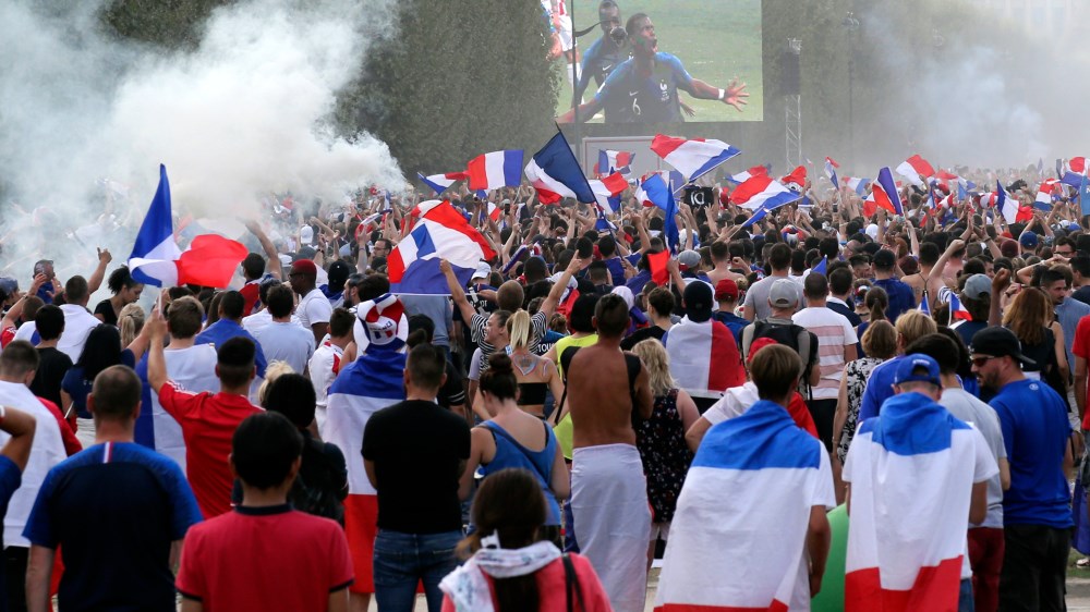 «Μπλε» το Παρίσι – Ξέφρενοι πανηγυρισμοί για την κατάκτηση του τροπαίου – ΦΩΤΟ