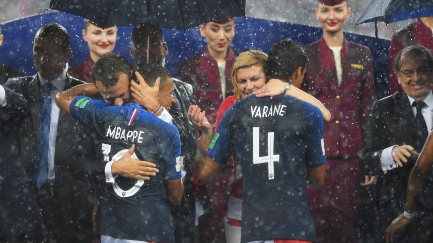 Απονομή υπό καταρρακτώδη βροχή στη Γαλλία – ΦΩΤΟ – ΒΙΝΤΕΟ