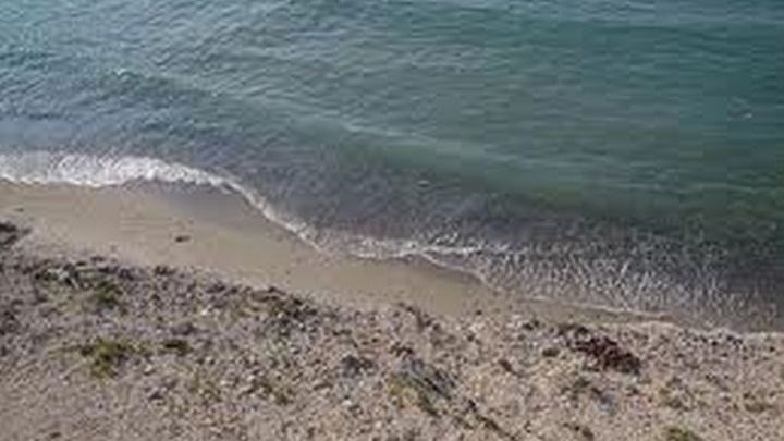 Τουρίστας έκανε μπάνιο σε παραλία της Μήλου και βρήκε ανθρώπινα οστά