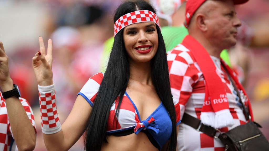 Η “καυτή” οπαδός της Κροατίας που έβαλε φωτιά στον τελικό του Μουντιάλ – ΦΩΤΟ