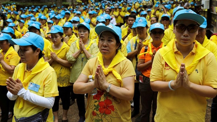 Οι Ταϊλανδοί ευχαριστούν με… γουρουνοκεφαλές και γλυκά τα πνεύματα για τη διάσωση των παιδιών – ΦΩΤΟ