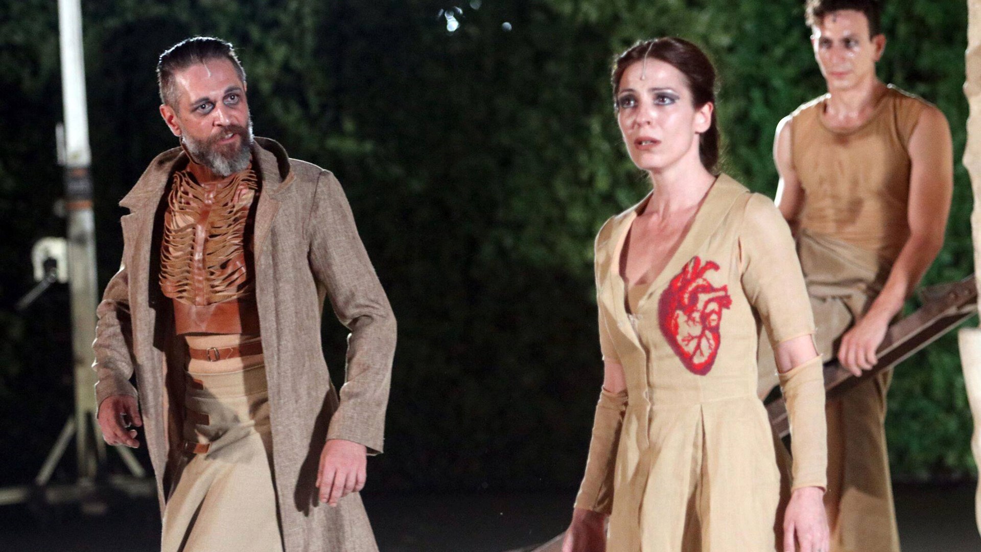 «Μαγεύει» το κοινό η έξοχη «Αντιγόνη» των Χειλάκη-Δούνια