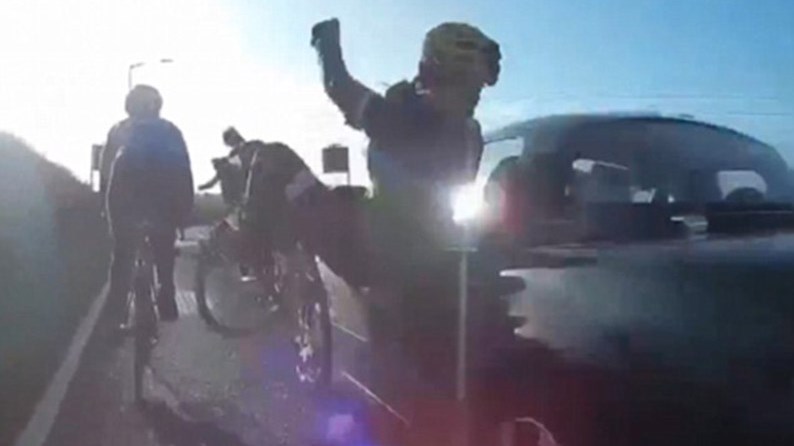 Βίντεο που σοκάρει – 81χρονος οδηγός παρασύρει ποδηλάτες και τους εγκαταλείπει