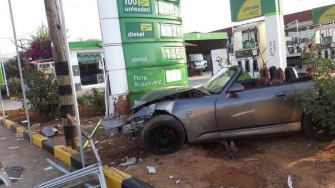 Αυτοκίνητο «μπούκαρε» σε βενζινάδικο στα Χανιά – ΦΩΤΟ
