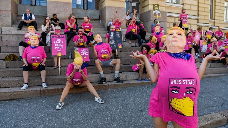 Διαμαρτυρία από “έγκυες” Τραμπ κατά της αμερικανικής πολιτικής για τις αμβλώσεις στο Ελσίνκι – BINTEO