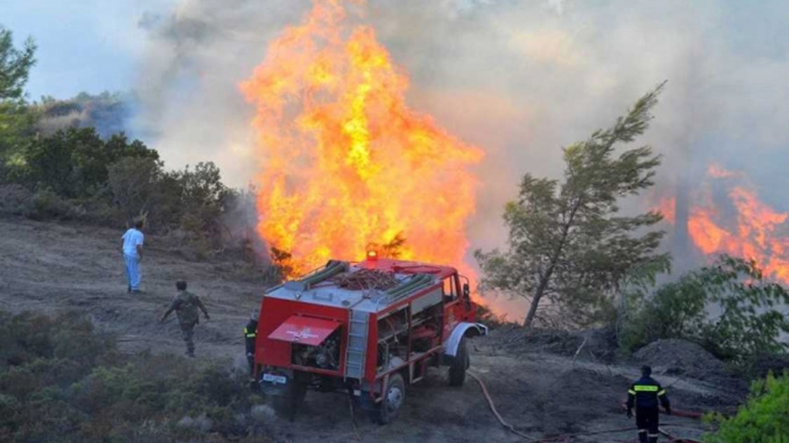 Νέο πύρινο μέτωπο στην Κρήτη – Μάχη με τις φλόγες δίνουν οι πυροσβέστες