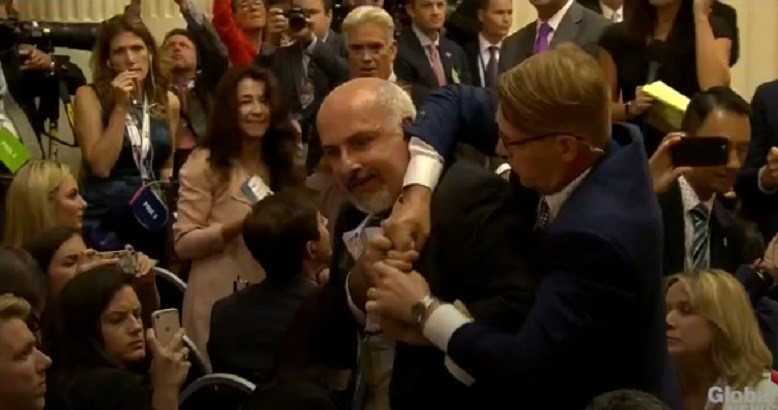 Έβγαλαν σηκωτό διαδηλωτή από την κοινή συνέντευξη Τύπου Τραμπ-Πούτιν – ΒΙΝΤΕΟ