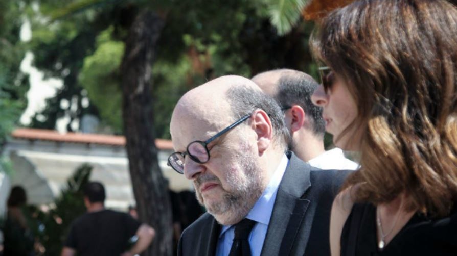 Σε κλίμα οδύνης το τελευταίο αντίο στον Μάνο Αντώναρο – Συγκλόνισε η υπερήλικη μητέρα του – Συντετριμμένος ο αδελφός του – ΦΩΤΟ