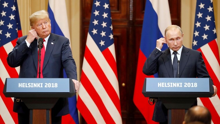 Le Monde: Κυρίαρχος ο Πούτιν στη σύνοδο κορυφής με τον Τραμπ