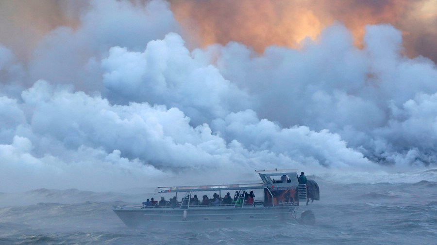 Ηφαίστειο Κιλαουέα – «Βόμβα» λάβας προσγειώθηκε σε τουριστικό σκάφος τραυματίζοντας τουλάχιστον 22 άτομα