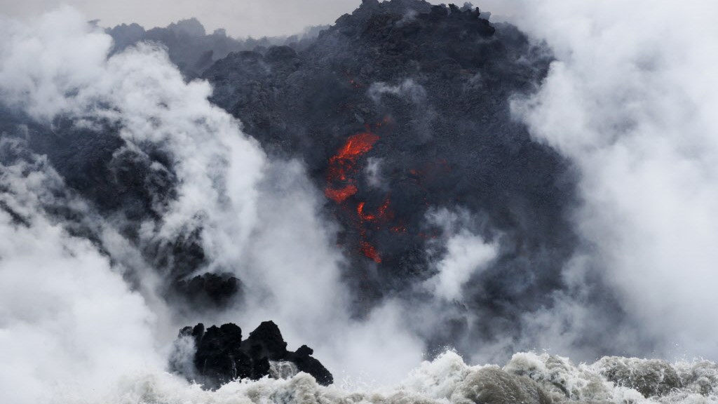 Δείτε πώς “ιπτάμενη” λάβα τραυμάτισε 23 άτομα στη Χαβάη – ΒΙΝΤΕΟ