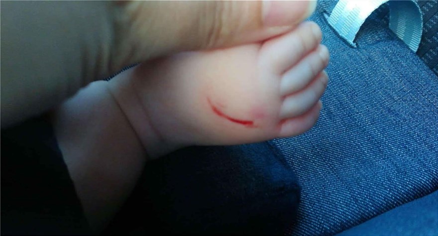 Σοκ στα νότια προάστια – Γυναίκα χαράκωσε μωρά σε εμπορικό κέντρο