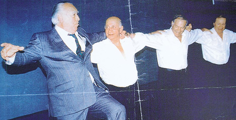 Πέθανε ο χορευτής του Ζαμπέτα που έμαθε συρτάκι στον Άντονι Κουίν