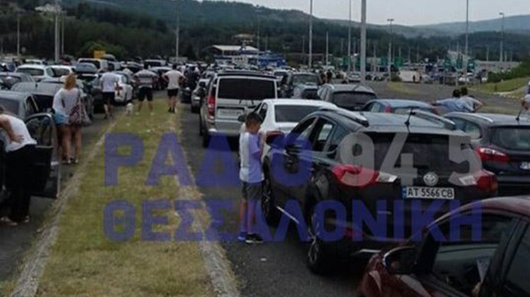 Ουρές χιλιομέτρων στο τελωνείο των Ευζώνων – ΦΩΤΟ