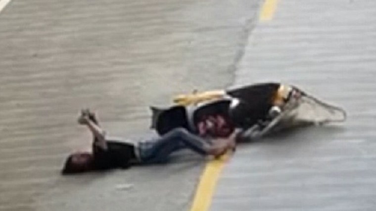 Έπαιζε με το κινητό της και τράκαρε – Συνέχισε απερίσπαστη ενώ ήταν ξαπλωμένη στην άσφαλτο – ΒΙΝΤΕΟ