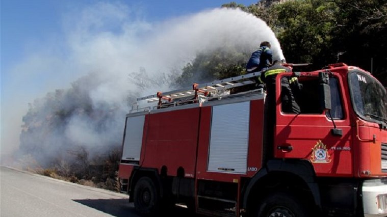 Ελικόπτερα και δεκάδες πυροσβέστες παλεύουν με τις φλόγες στην Κρήτη – ΦΩΤΟ