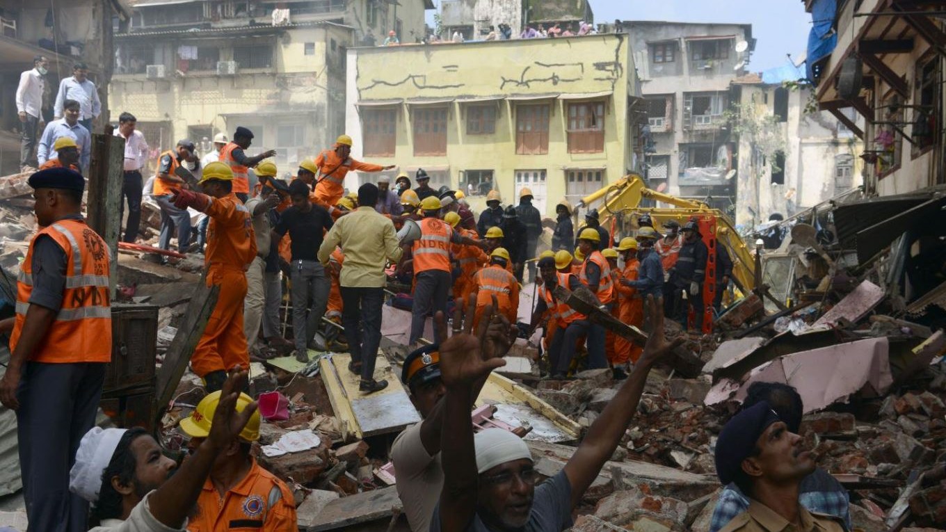 Εξαώροφο κτίριο κατέρρευσε στην Ινδία – Τουλάχιστον 15 άτομα παγιδευμένα στα συντρίμμια