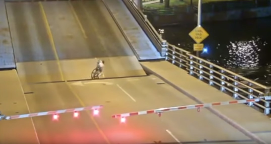 Παραβίασε τις μπάρες ασφαλείας και έπεσε στο άνοιγμα της γέφυρας – ΒΙΝΤΕΟ