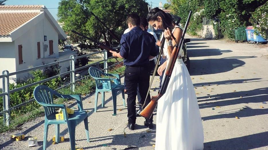Αντί για ανθοδέσμη η νύφη κρατούσε… καραμπίνα – ΒΙΝΤΕΟ