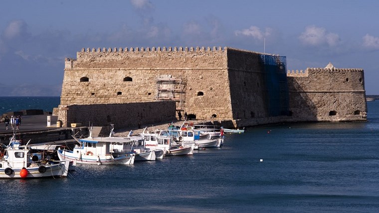Όσκαρ… αφηρημάδας -Έφυγε διακοπές και ξέχασε το μηχανάκι…αναμμένο και φορτωμένο έξω από το πλοίο