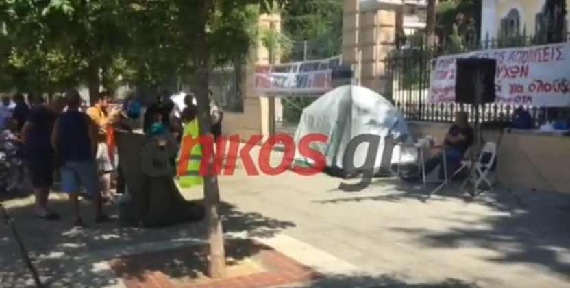 Συμβασιούχοι έστησαν σκηνές έξω από το υπουργείο Μακεδονίας-Θράκης – ΒΙΝΤΕΟ αναγνώστη