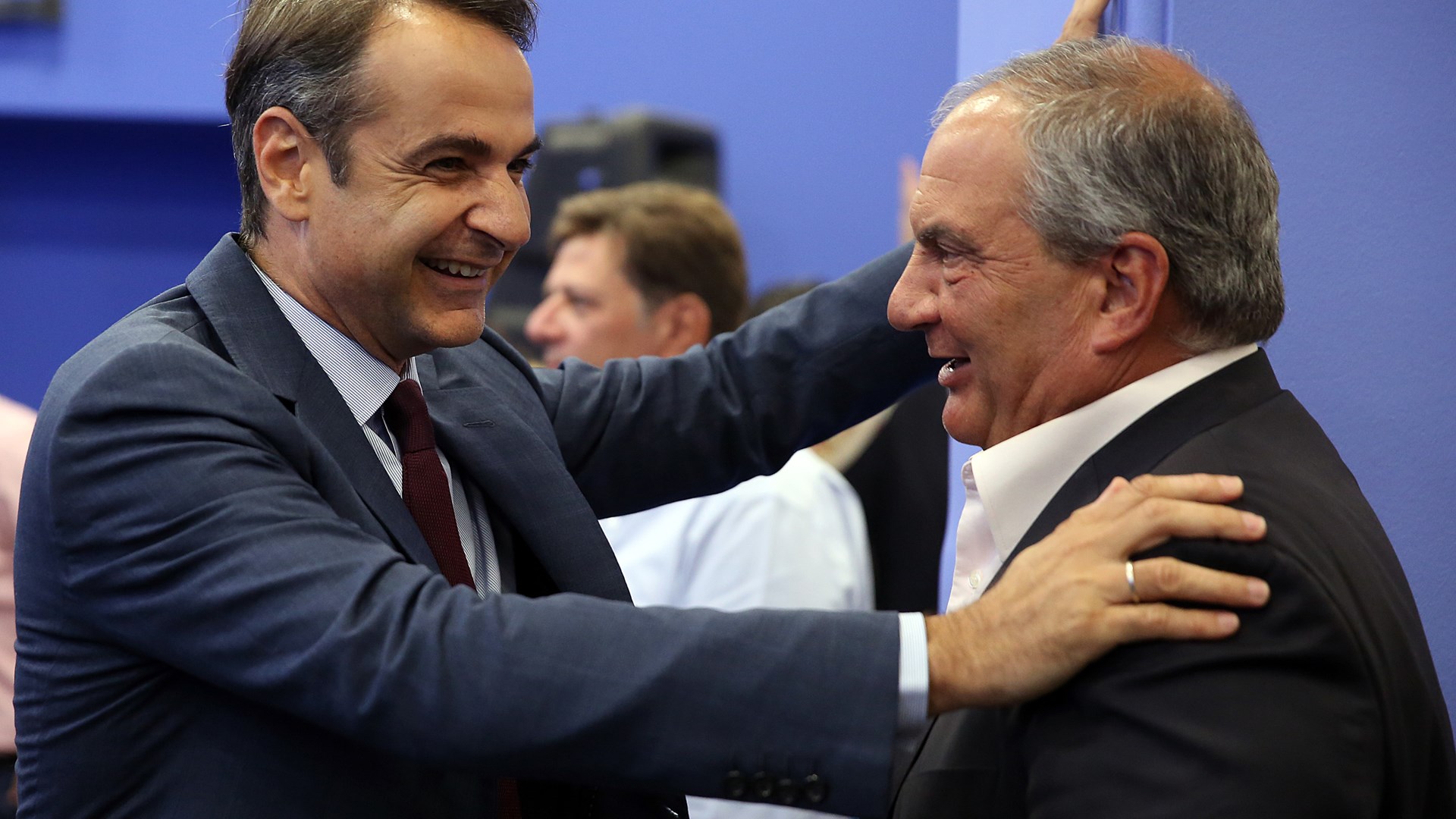 Στα παρασκήνια της συνεδρίασης της πολιτικής επιτροπής της ΝΔ: Τα χαμόγελα Μητσοτάκη-Καραμανλή και η αγκαλιά Μεϊμαράκη στην Σπυράκη – ΦΩΤΟ