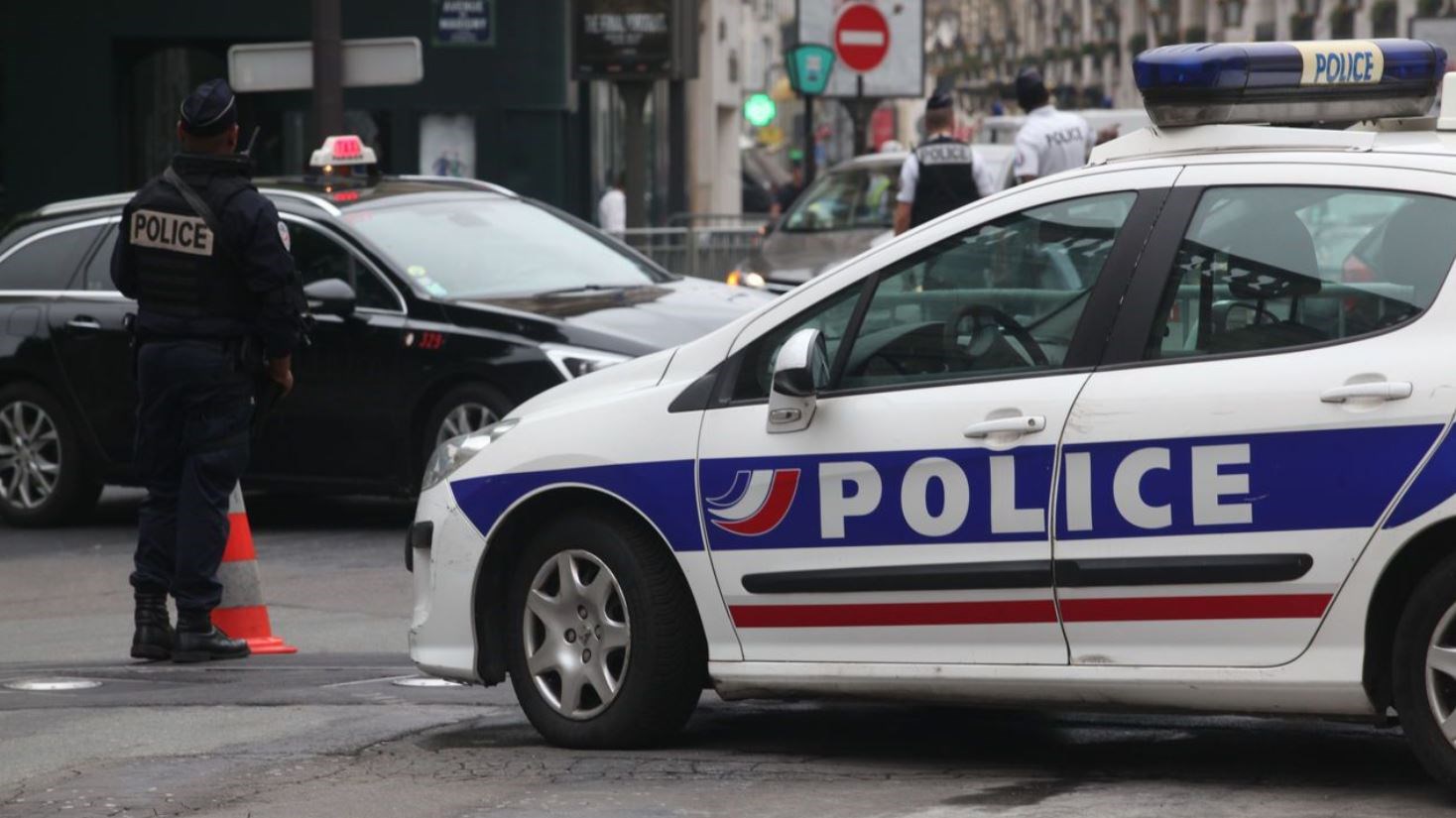 Συναγερμός στο Παρίσι – Ένοπλος ταμπουρώθηκε σε οικοδομή – ΤΩΡΑ