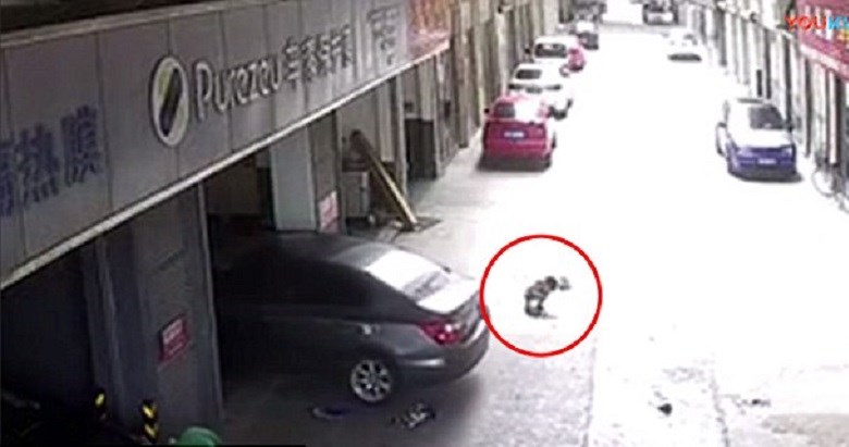 Βίντεο που σοκάρει – Οδηγός παρασύρει τον 3χρονο γιο του – ΒΙΝΤΕΟ