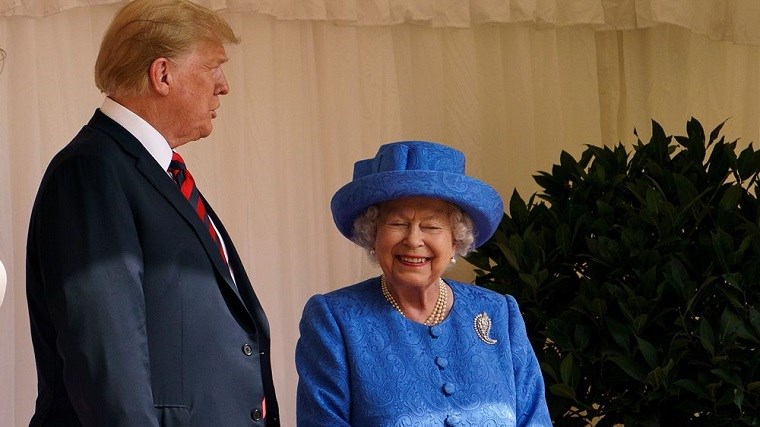 “Μήνυμα” έστειλε η βασίλισσα Ελισάβετ στον Τραμπ – Πώς έσπασε το πρωτόκολλο – ΦΩΤΟ