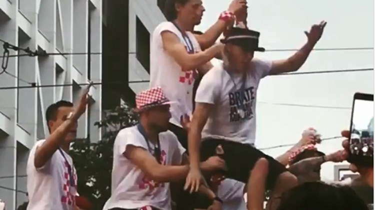 Πήγε να πέσει από την οροφή του πούλμαν ο Βίντα – Τον έσωσε ο Σούμπασιτς – ΒΙΝΤΕΟ