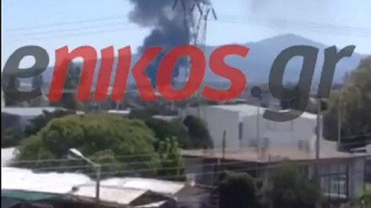 Μαύροι καπνοί πάνω από το Μενίδι – Καίγονται παλέτες – ΒΙΝΤΕΟ αναγνώστη