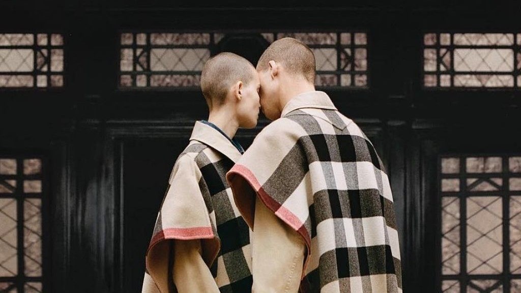 Η Burberry καίει εμπορεύματα 28 εκατομμυρίων λιρών για να μην τα αγοράσουν “λάθος άνθρωποι” – ΒΙΝΤΕΟ