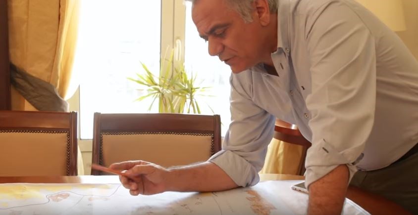 Νέο σποτ του Μαξίμου με πρωταγωνιστή τον Σκουρλέτη – Μελετά τον χάρτη και “σπάει” τη Β’ Αθηνών – ΒΙΝΤΕΟ