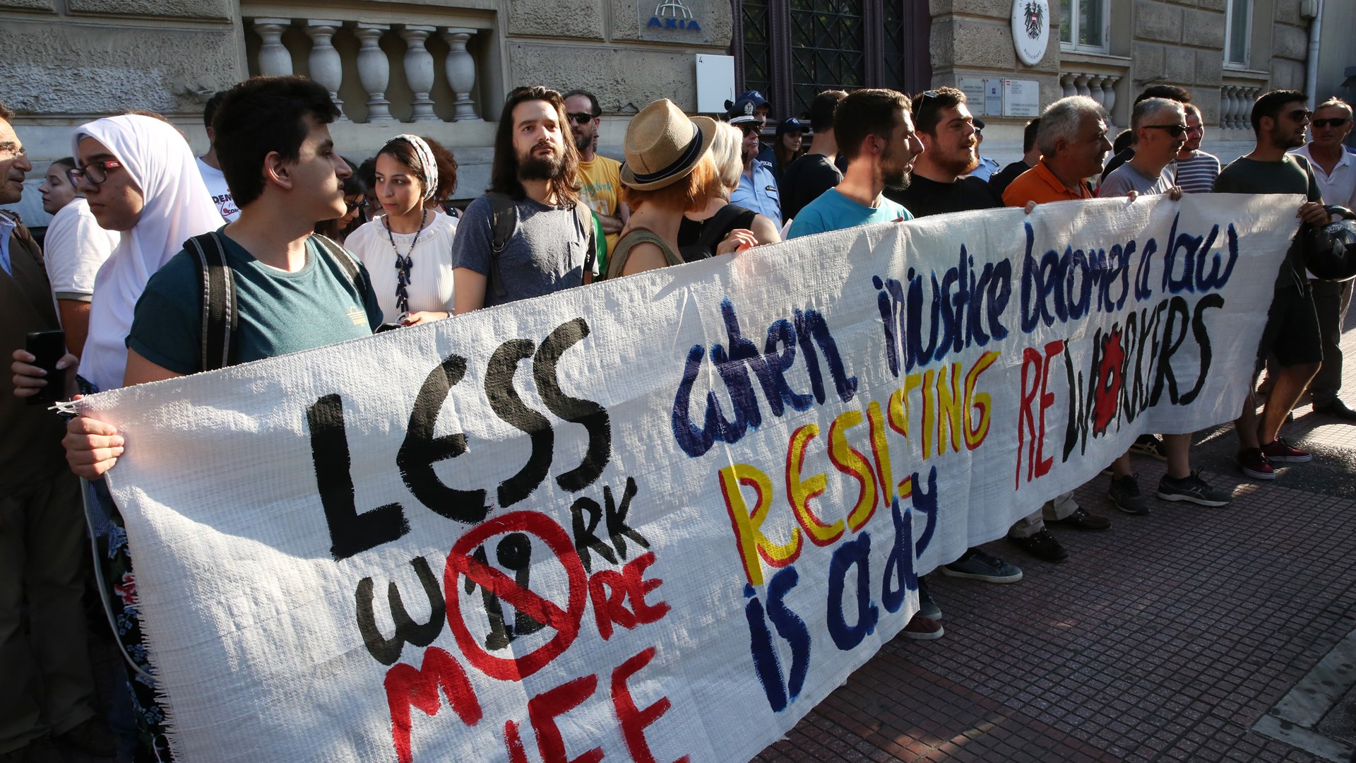 Συγκέντρωση διαμαρτυρίας μπροστά από την πρεσβεία της Αυστρίας ενάντια στο 12ωρο εργασίας – ΦΩΤΟ