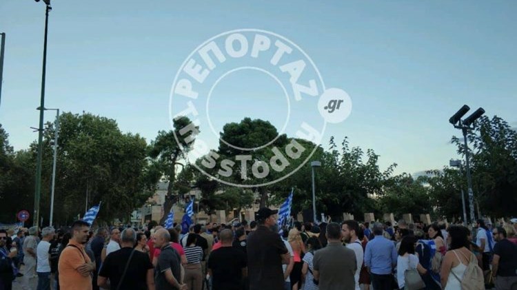 Σε εξέλιξη συγκέντρωση διαμαρτυρίας για τη Μακεδονία στον Λευκό Πύργο – ΦΩΤΟ