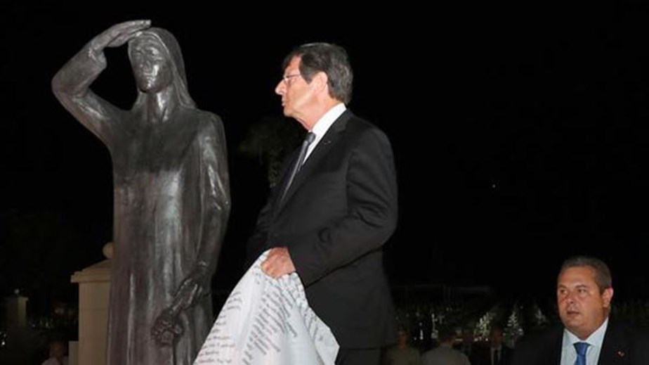 Κύπρος – Ο Νίκος Αναστασιάδης αποκάλυψε μέσα σε φορτισμένη ατμόσφαιρα το μνημείο της Μάνας των Αγνοουμένων