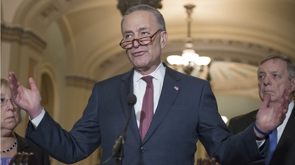 Eπικεφαλής Δημοκρατικών στη Γερουσία: O Τραμπ δεν πρέπει να συναντηθεί ξανά κατ’ ιδίαν με τον Πούτιν