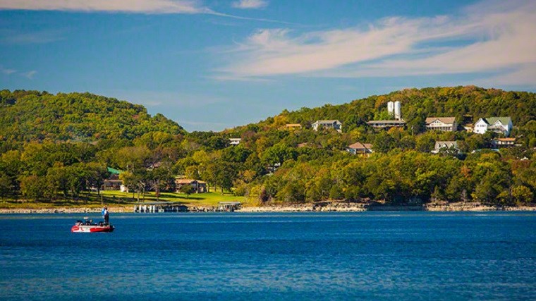 Οκτώ άνθρωποι πνίγηκαν όταν σκάφος με τουρίστες βυθίστηκε σε λίμνη – ΒΙΝΤΕΟ