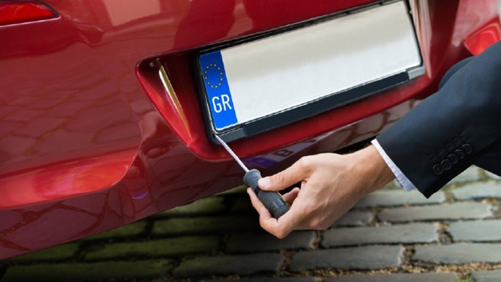 Από την Εφορία στην… ανακύκλωση οι πινακίδες των αυτοκινήτων – Ποιοι κινδυνεύουν να τις χάσουν και πόσο κοστίζει η επανέκδοσή τους