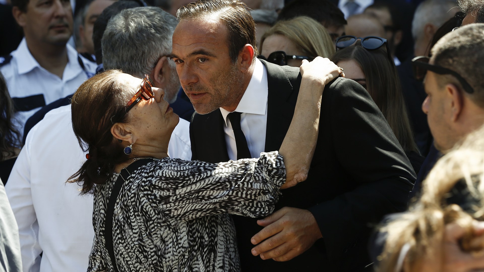 Ράγισαν καρδιές στο τελευταίο αντίο στον Σωκράτη Κόκκαλη τζούνιορ – Τραγικές φιγούρες οι γονείς του – ΦΩΤΟ