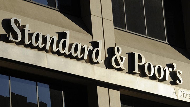 O οίκος S&P αναβάθμισε σε θετική την προοπτική για το αξιόχρεο της Ελλάδας