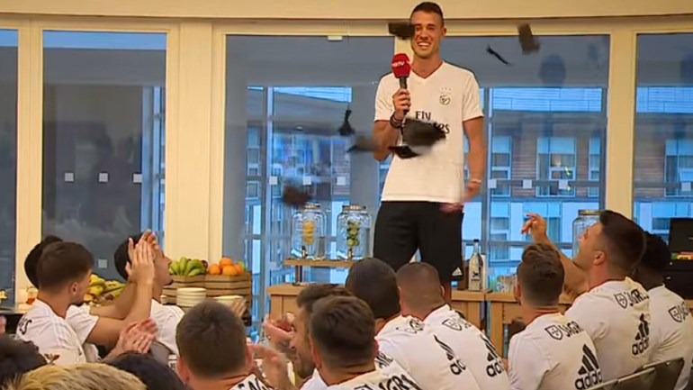 Ο Βλαχοδήμος τραγουδά Παντελίδη και αποθεώνεται από τους συμπαίκτες του στη Μπενφίκα – ΒΙΝΤΕΟ