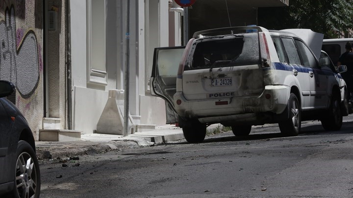 Επίθεση με μολότοφ έξω από το σπίτι του Φλαμπουράρη – Τραυματίστηκε αστυνομικός